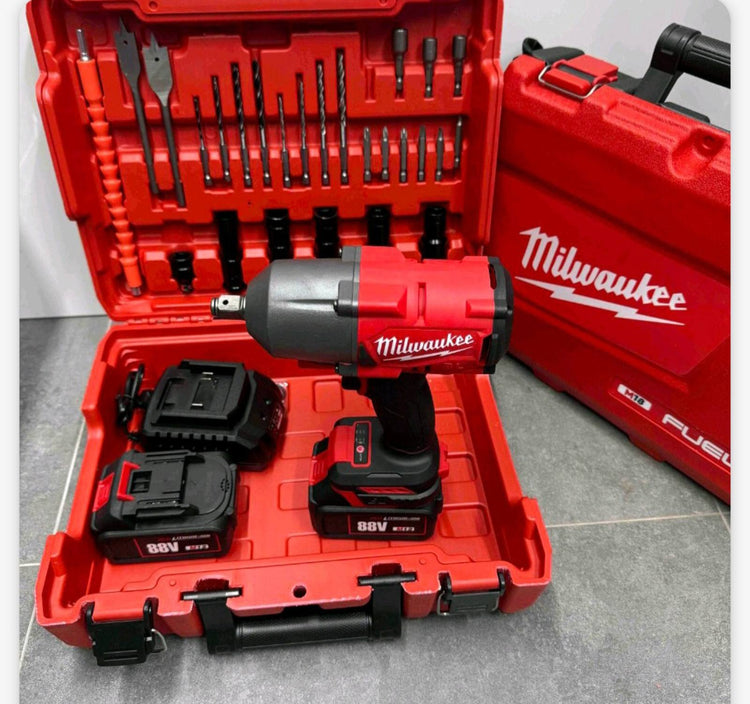 Aku odvijac -srafilica -busilica Milwaukee 3u1 -88V