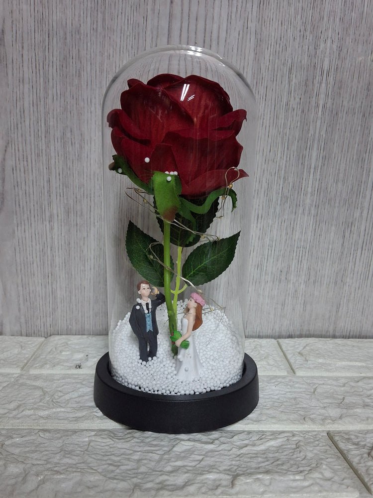 Ruža u staklu simbol večne ljubavi sa romantičnim led lampicama